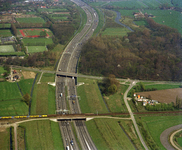 805568 Luchtfoto van de A27 te Utrecht, uit het zuiden. Op de voorgrond de spoorlijn naar Arnhem, in het midden (van ...